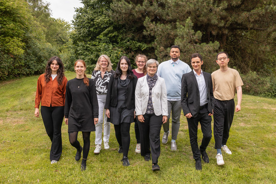 Mitarbeiter*innen des Teams Neuere und neueste deutsche Literatur mit dem Schwerpunkt Gender und Diversität; von links nach rechts: Clara Dornseifer, Linda Leskau, Tamara Dittrich, Vivian Jung, Lara Carina Schlömer, Sigrid Nieberle, Jordan Kasper, Tim Baumann, Zhengtao Ding